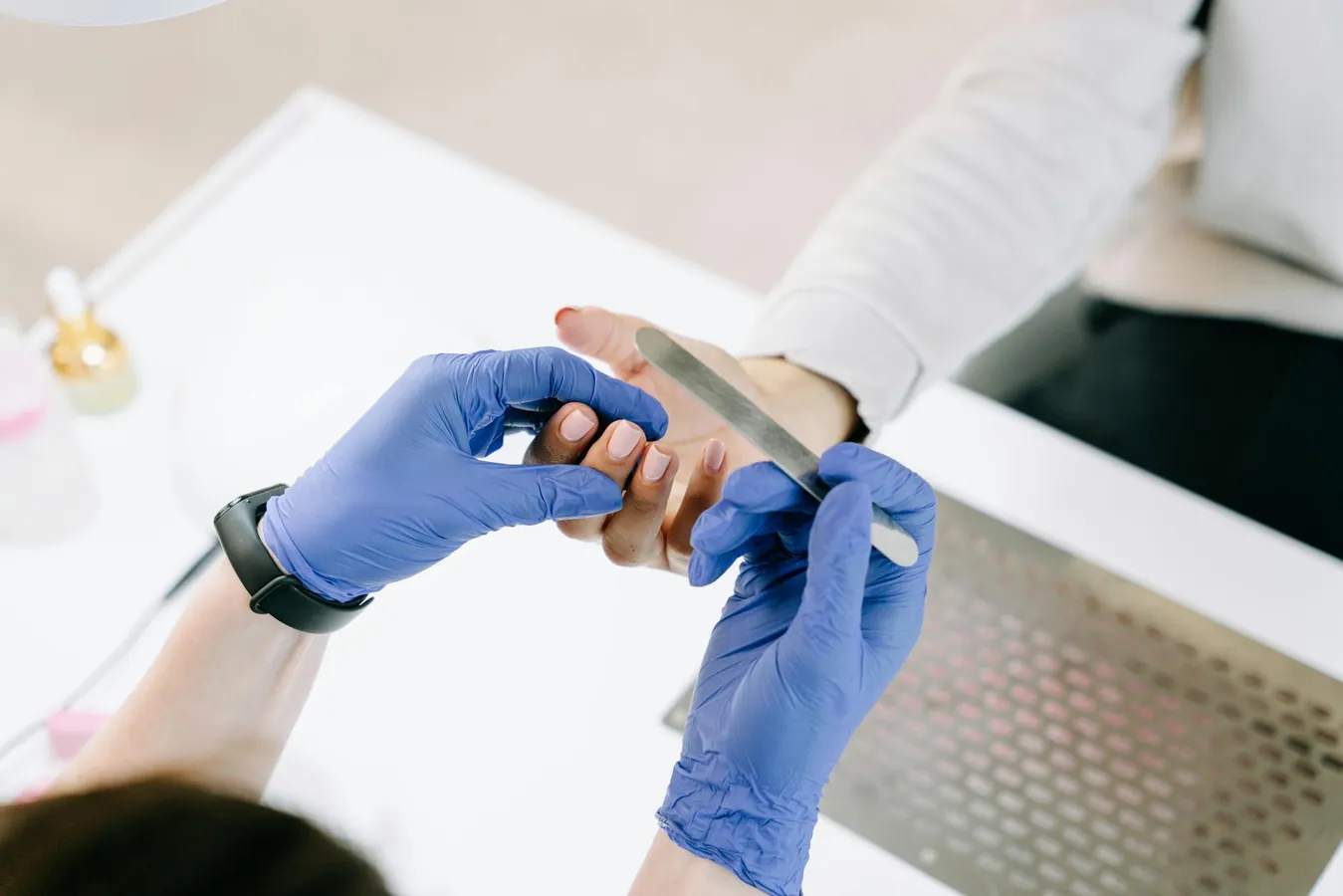 Comment soigner ses ongles abimés étape par étape pour les réparer et les renforcer ?